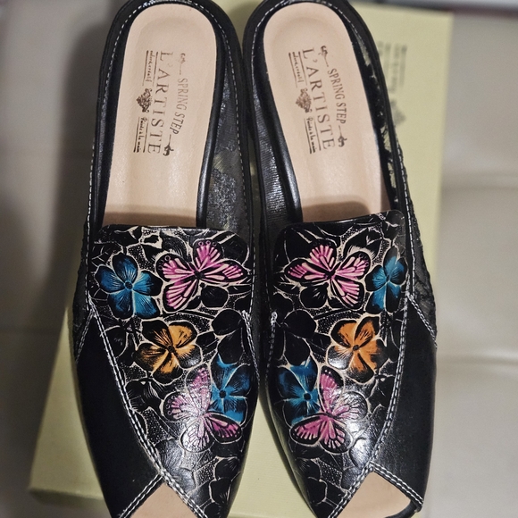 L'artiste Shoes - L'Artiste Leather Spring Step Women's Floral Black Mules